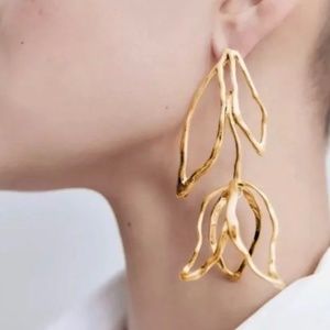 STUNNING! Zara goldtone rose earrings